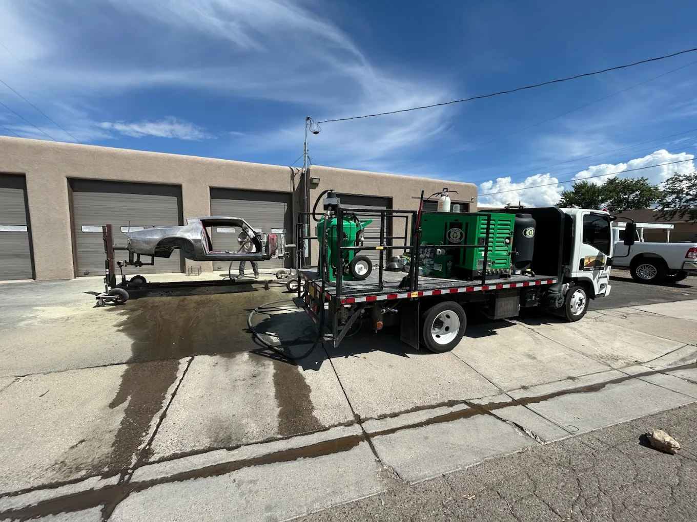 Mobile dustless blasting in action